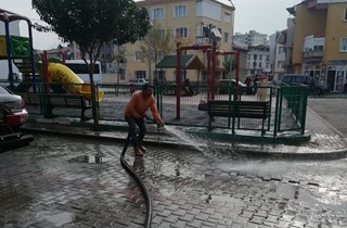 Gemlik’te sokaklar yıkanmaya devam ediyor